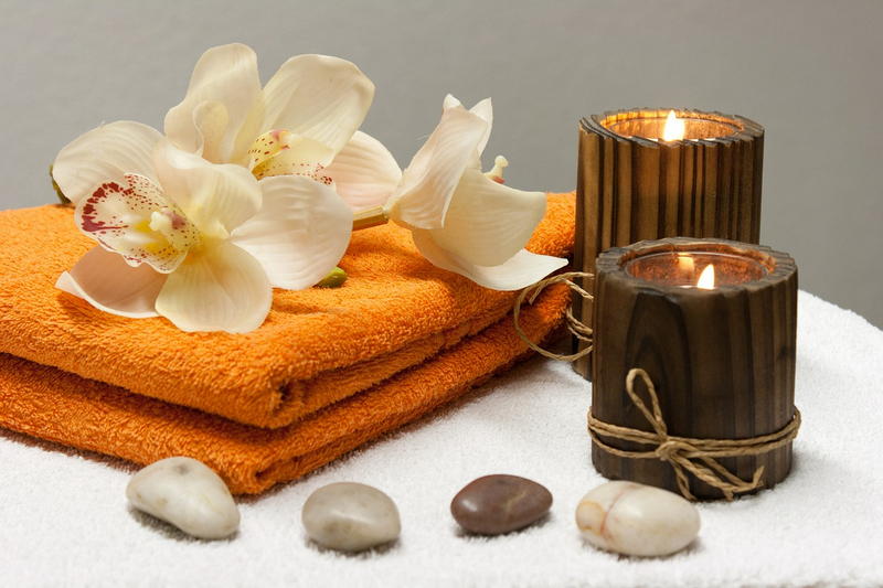 Ręczniki i świeczki w strefie spa