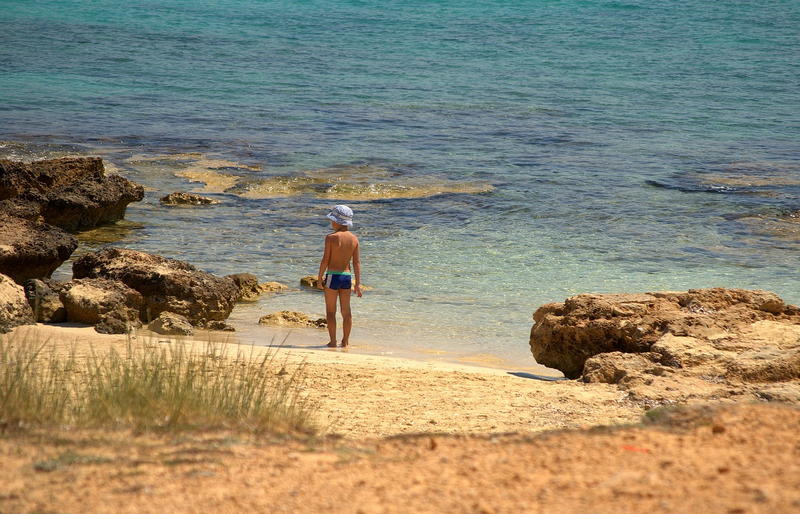 Dziecko na dzikiej plaży