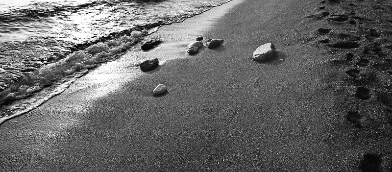 Brzeg morza i kamienie na plaży