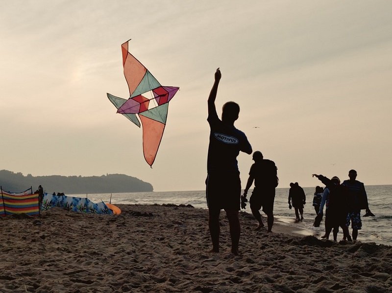 Dzieci z latawcem na plaży