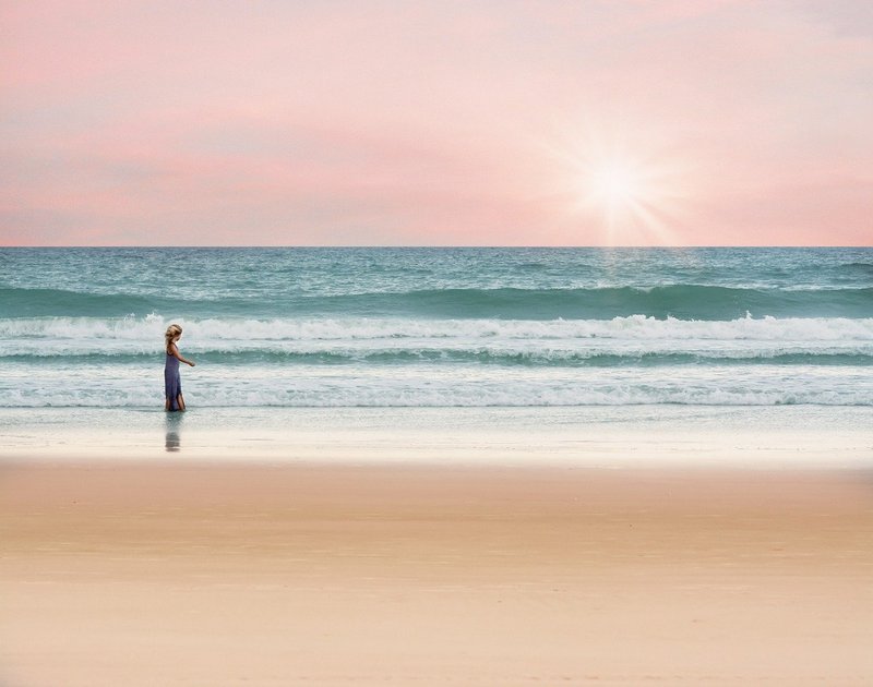 Kobieta spacerująca plażą