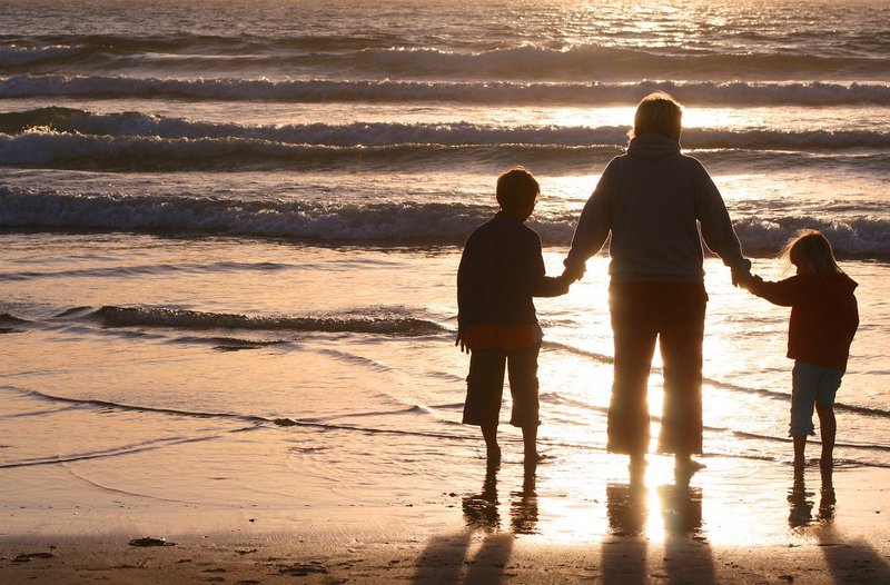 Mama i dzieci na plaży