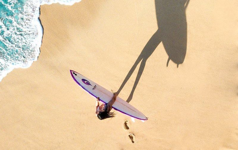 Kobieta z deską surfingową