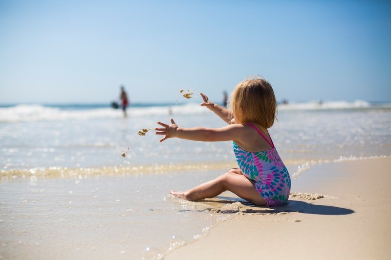 Dziecko podczas zabawy na plaży