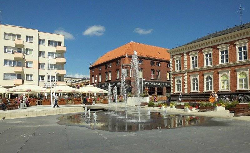 Fontanna w mieście między budynkami