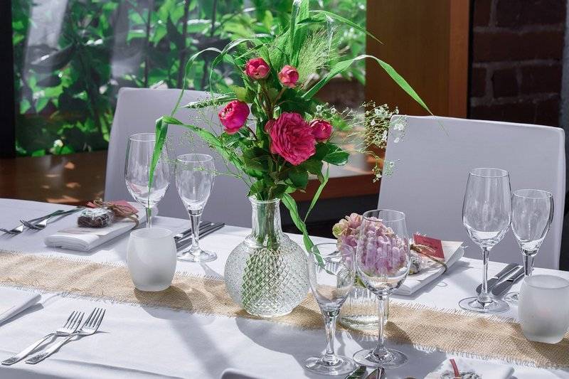 Elegancki posiłek hotelowy