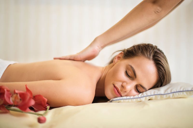 Kobieta w SPA podczas masażu
