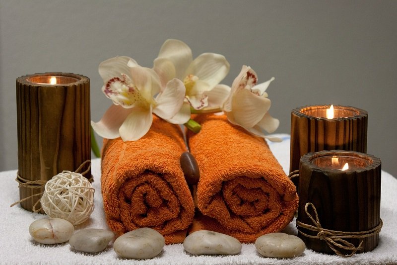 Ręczniki i świeczki w strefie SPA