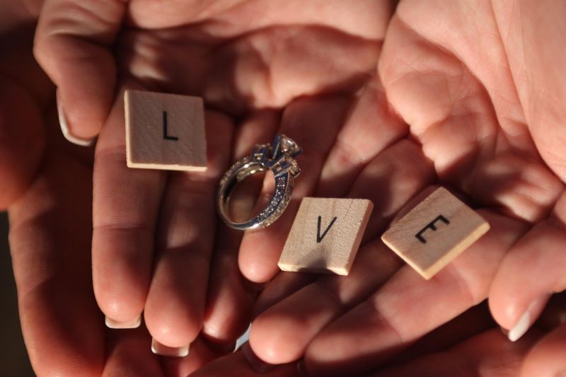 Kostki z literami i pierścionek zaręczynowy - love