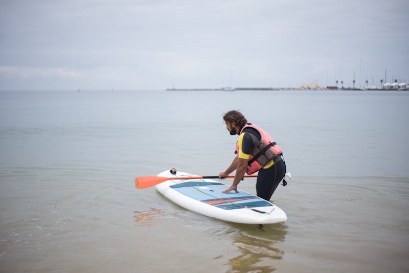 Surfer w morzu