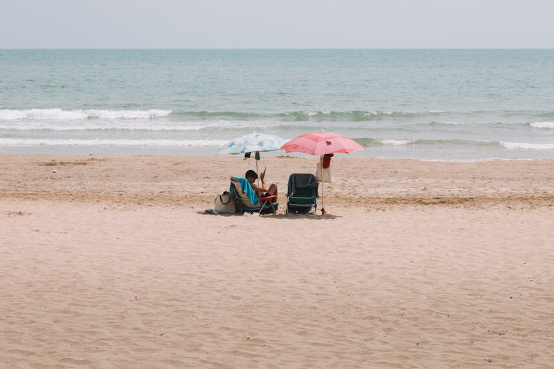 Ludzie pod parasolami na plaży