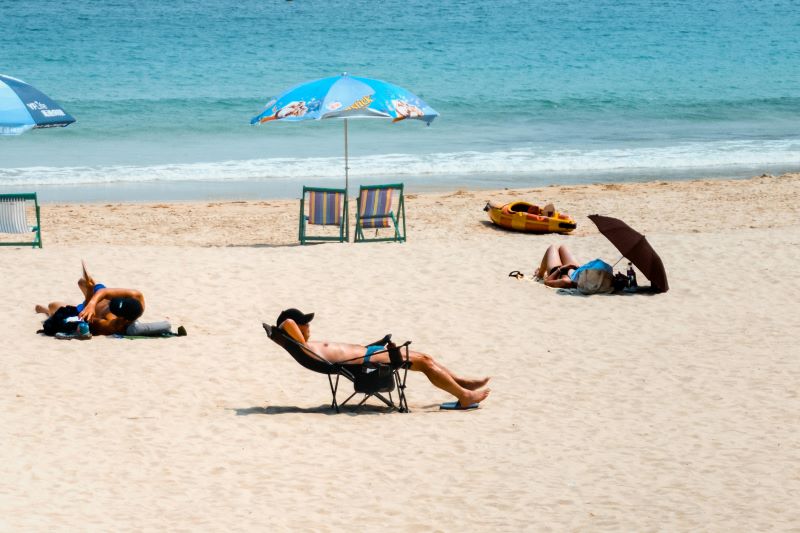 Ludzie na leżakach na plaży
