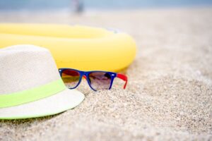 Kapelusz ,okulary i koło na plaży