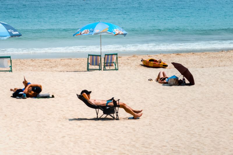Ludzie opalający się na plaży
